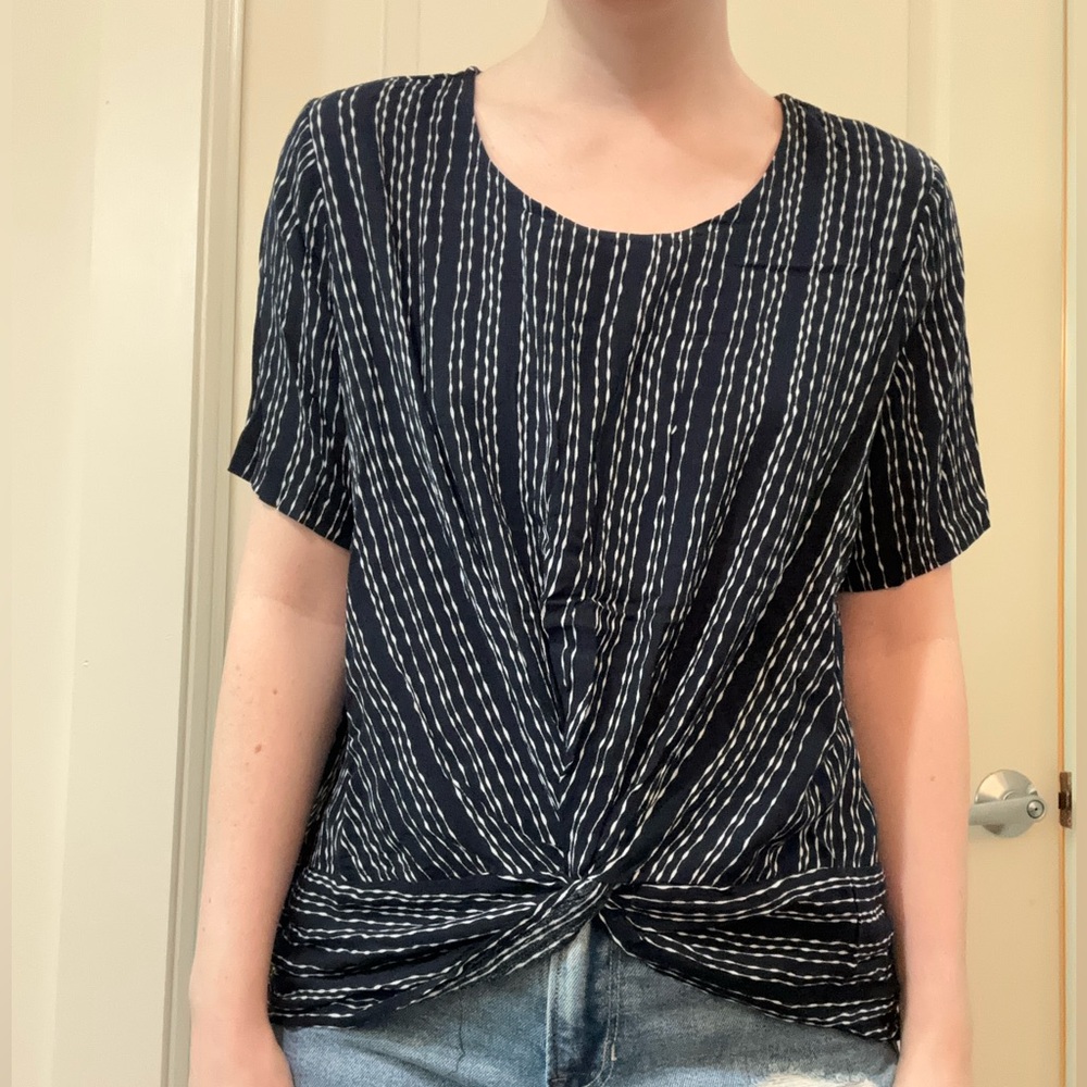 New! Potter’s Pot navy/white patterned twist front top, small